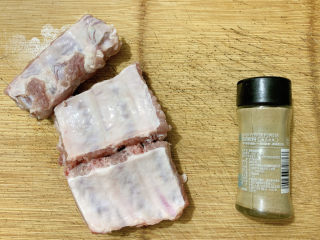 1、椒盐排骨,主要食材如图所示示意，一份排骨肉，椒盐。