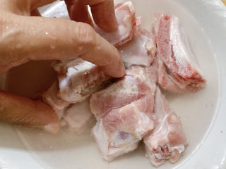 3、椒盐排骨,用清水上手揉搓洗净。