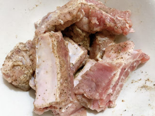 6、椒盐排骨,抓匀调味。（当然啦，你也可以选择炸好之后，再撒椒盐。）