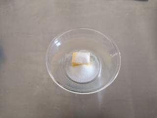 1、苹果奶酥小挞,黄油软化后加入细砂糖混合。