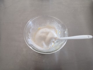 3、苹果奶酥小挞,筛入低筋面粉。
