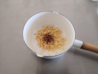 8、苹果奶酥小挞,苹果去皮去果核，切成小丁放入锅里，加入糖、柠檬汁、肉桂粉小火炒制。