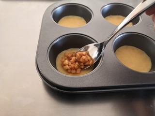 12、苹果奶酥小挞,在挞底放入苹果馅。