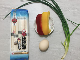 1、荷包蛋焖面,食材如图，所示示意。一人份食用，只用了60g的面条和一个鸡蛋～彩椒是为了卖相加分，没有可不加～