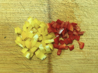 2、荷包蛋焖面,彩椒洗净，切丁备用。