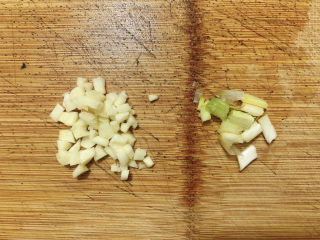 3、荷包蛋焖面,切蒜丁与葱白备用。