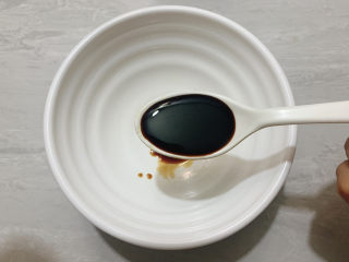 4、荷包蛋焖面,调酱汁：两勺酱油