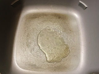 8、荷包蛋焖面,锅中放入油，油温七八成热。