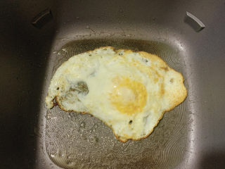 10、荷包蛋焖面,煎到两面定型成熟，取出备用。