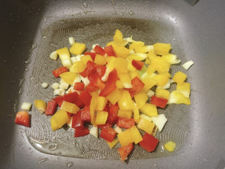 12、荷包蛋焖面,加入彩椒丁。