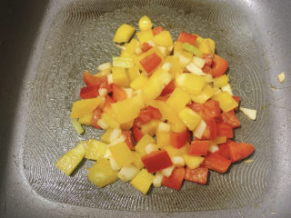 13、荷包蛋焖面,翻炒至些许出水变软。