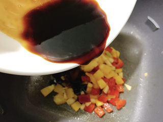 14、荷包蛋焖面,加入调好的料汁。