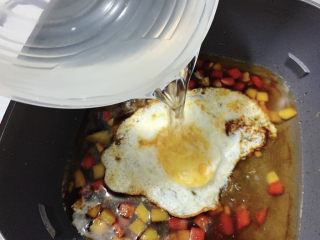 16、荷包蛋焖面,加入冷水。