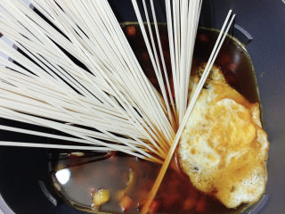 17、荷包蛋焖面,放入面条。