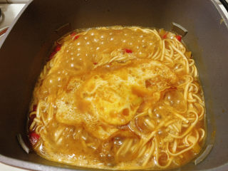 19、荷包蛋焖面,沸腾后，中火焖10分钟左右。