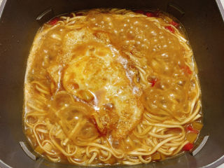 20、荷包蛋焖面,包装的面条在焖煮的过程中，释出粉类成分，会与汤汁融合，使得汤汁浓稠，焖煮到汤汁收干，面条达到自己喜欢软硬程度后即可出锅。