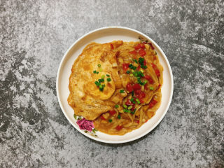 21、荷包蛋焖面,撒上葱花点缀。