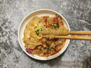 22、荷包蛋焖面,来，尝一口焖面吧，赤酱喷香！