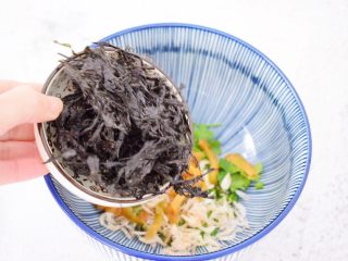 6、酸汤馄饨,加入紫菜