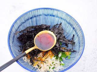 7、酸汤馄饨,加入生抽