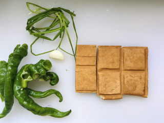 1、青椒炒香干,所有用到的食材都在这里了;