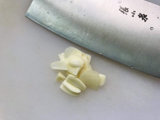 3、青椒炒香干,蒜瓣切成片;