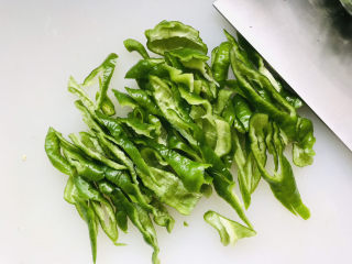 4、青椒炒香干,青椒斜切成丝;