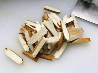 5、青椒炒香干,香干切成条;