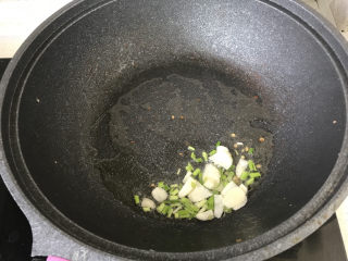 6、青椒炒香干,起锅烧油,放入葱白和蒜片炒香,能吃辣的可以再放点儿小米椒;