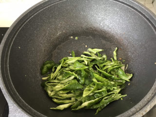 7、青椒炒香干,放入青椒丝;