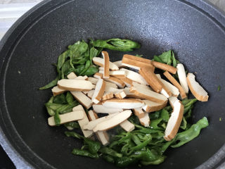 10、青椒炒香干,放入香干翻炒;