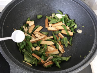 12、青椒炒香干,再加点盐调味;