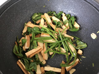 13、青椒炒香干,出锅前把葱绿放进去翻炒;