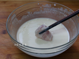 5、菠萝咕噜肉,加上适量清水，调成没有颗粒浓稠的糊状，腌制过的五花肉粘上炸粉糊