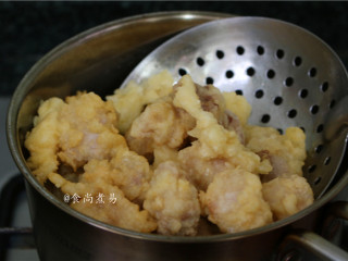 8、菠萝咕噜肉,捞起稍微放凉，再放入油锅中，大火复炸一次，快速捞起，控干油待用