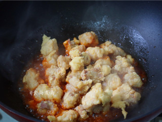 11、菠萝咕噜肉,倒入炸过的五花肉，快速翻炒均匀