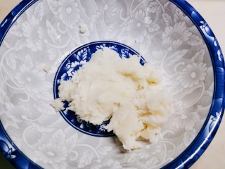 4、山药馒头,蒸熟的山药用勺子碾压成泥