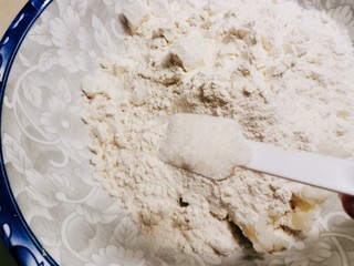 5、山药馒头,放入面粉 放入白糖