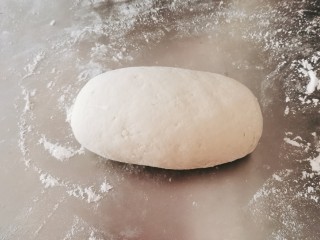 10、山药馒头,移至面板  揉匀排气