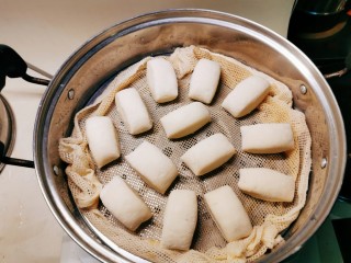 14、山药馒头,放入蒸屉 凉水上锅 水开后蒸18分钟 焖2分钟