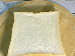 1、肉松仙贝,取两块土司