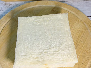 2、肉松仙贝,切掉四边的硬皮