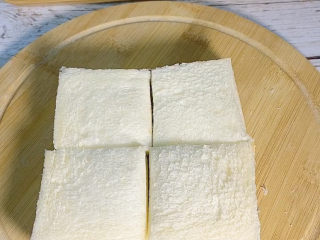 3、肉松仙贝,从中间切成四片