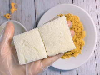 5、肉松仙贝,取两片切好的土司