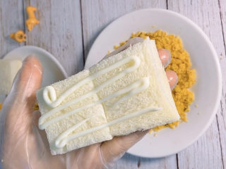 6、肉松仙贝,挤上适量沙拉酱