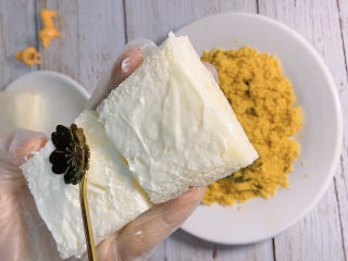 7、肉松仙贝,用勺子抹平