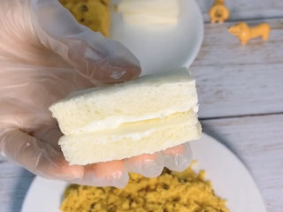 8、肉松仙贝,把两片叠在一起