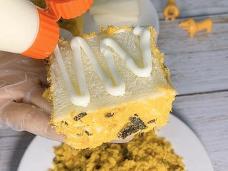 11、肉松仙贝,剩下的两面一样做法，都是挤上沙拉酱，抹平，裹上肉松就好了