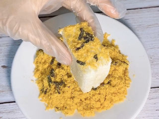 10、肉松仙贝,裹上一层肉松即可