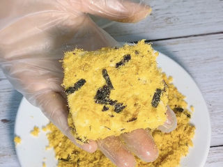 12、肉松仙贝,裹上肉松，仙贝的样子立马出来了。